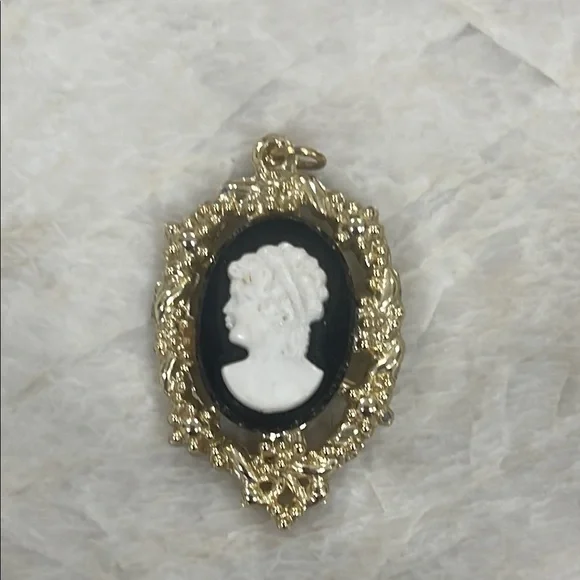 Gold and Black Cameo Pendant - Picture 4 of 4